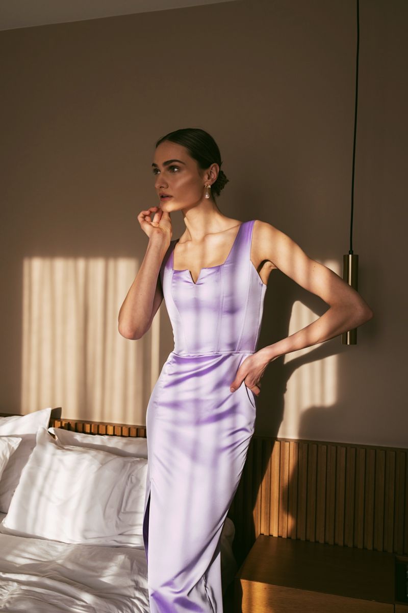 Σατέν εφαρμοστό μάξι φόρεμα KINSLEY
